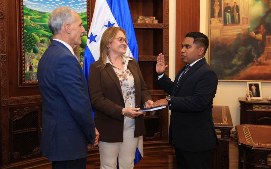 Asfura juramenta 11 nuevos funcionarios: Banasupro, Inadi e Injuve