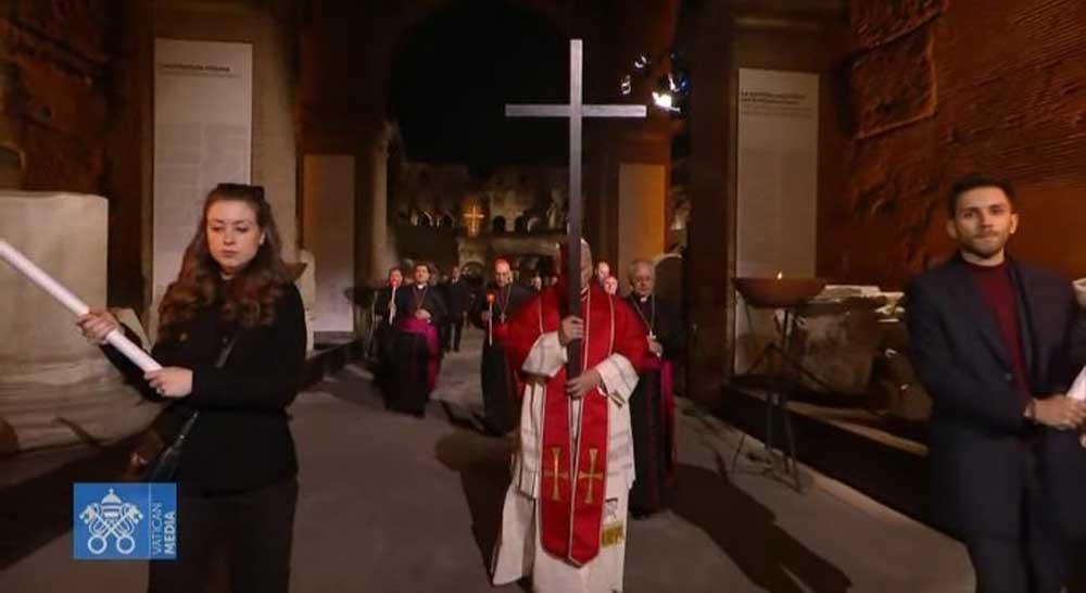 León XIV revive tradición al cargar la cruz en su primer Viacrucis en Roma