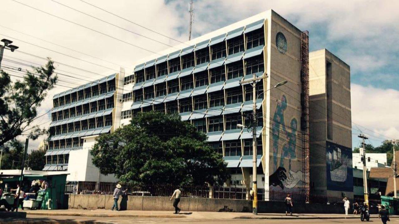 Así se dio la pelea entre mujeres en la entrada del Hospital Escuela en Tegucigalpa